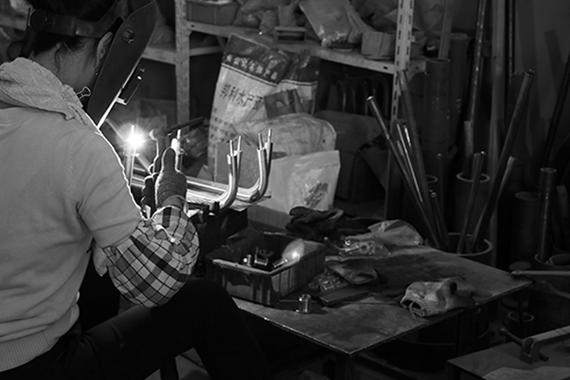 小作坊形式的生產(chǎn)車(chē)間，臟、亂、差